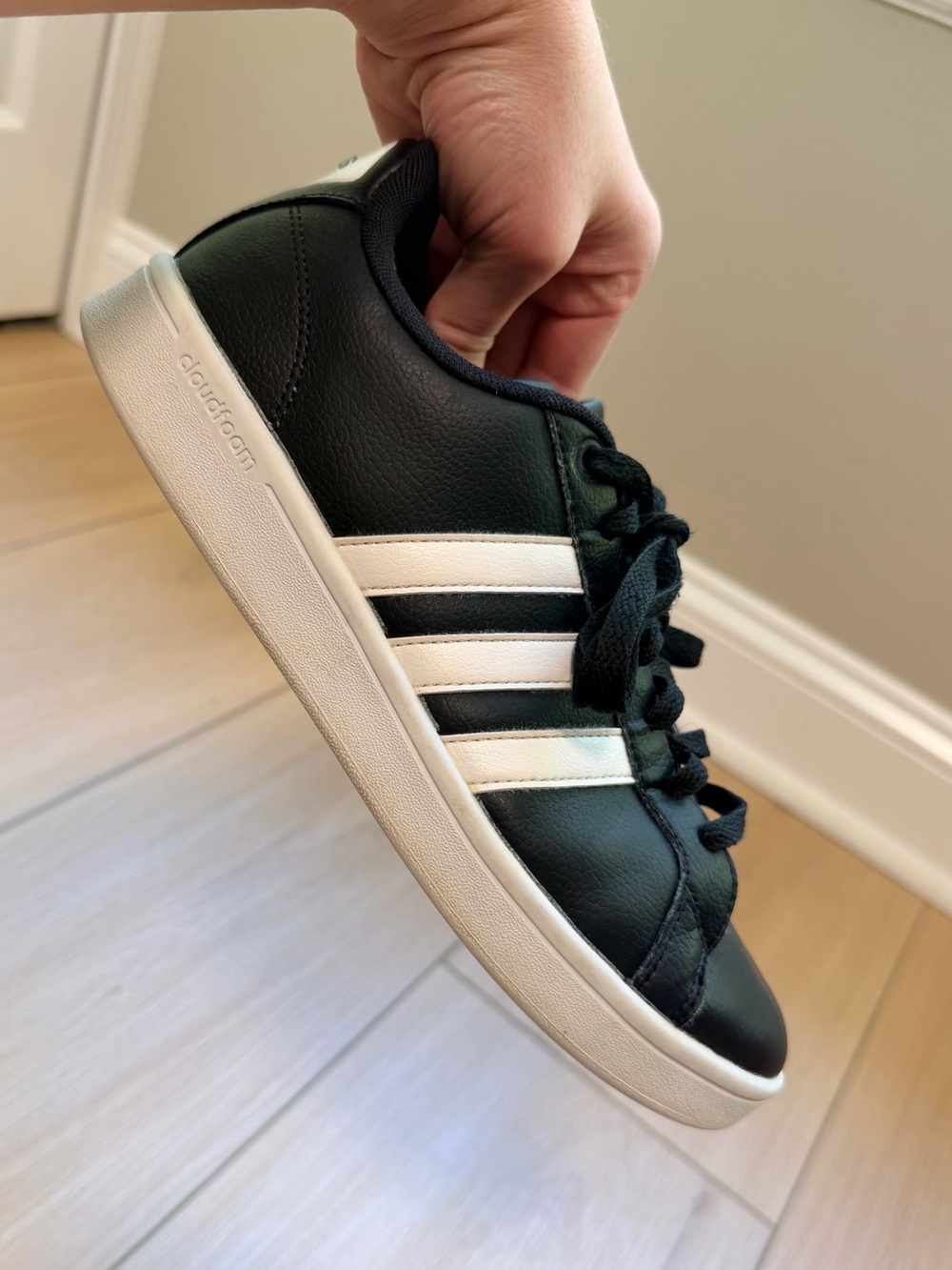 Women’s Adidas Cloudfoam Advantage Shoes size 8.5